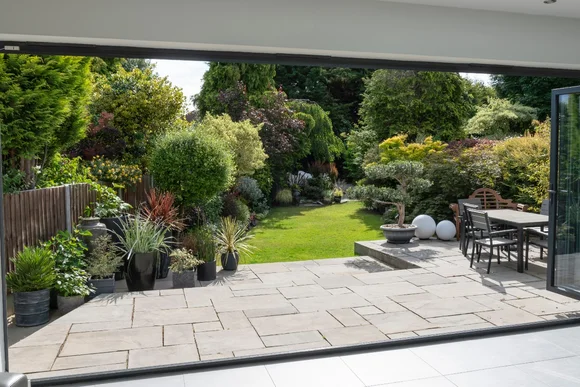 Terrasse mit Gartenmöbeln und Garten